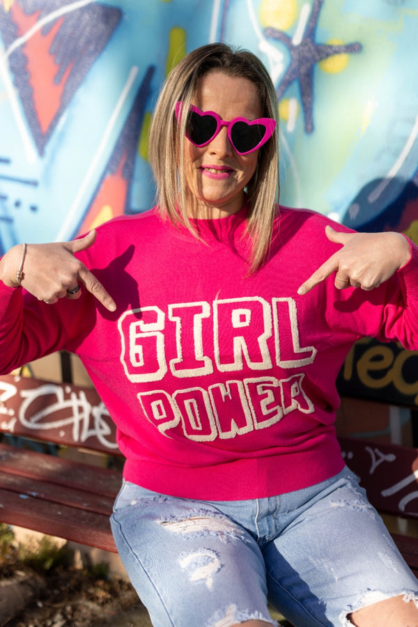 Ce pull ne se contente pas d'être un vêtement, c'est un cri puissant de "Girl Power" ! 💪✨ Arborez cet état d'esprit avec fierté et montrez au monde votre force inébranlable. Les filles, nous sommes indomptables, et ce pull est notre étendard! En avant, conquérantes ! 👩‍🎤🚀 #GirlPower 