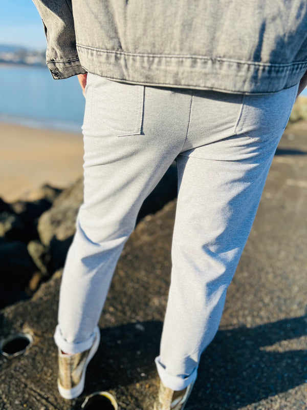 Jogpant en coton avec détail de sequins aux poches  Se porte à la cool, avec son sweat assorti ou bien un tee-shirt et une veste en jean super cool!