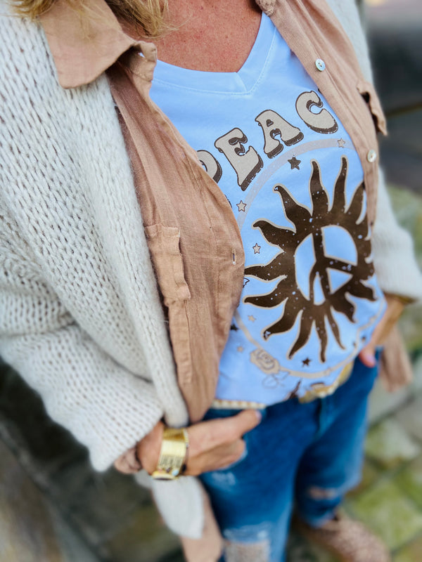 Affichez votre coolitude avec ce tee-shirt Peace and Love ! 🌼 Exprimez-vous en style pop et propagez la positive attitude partout où vous allez. 🌟😎 #PeaceAndLoveFashion