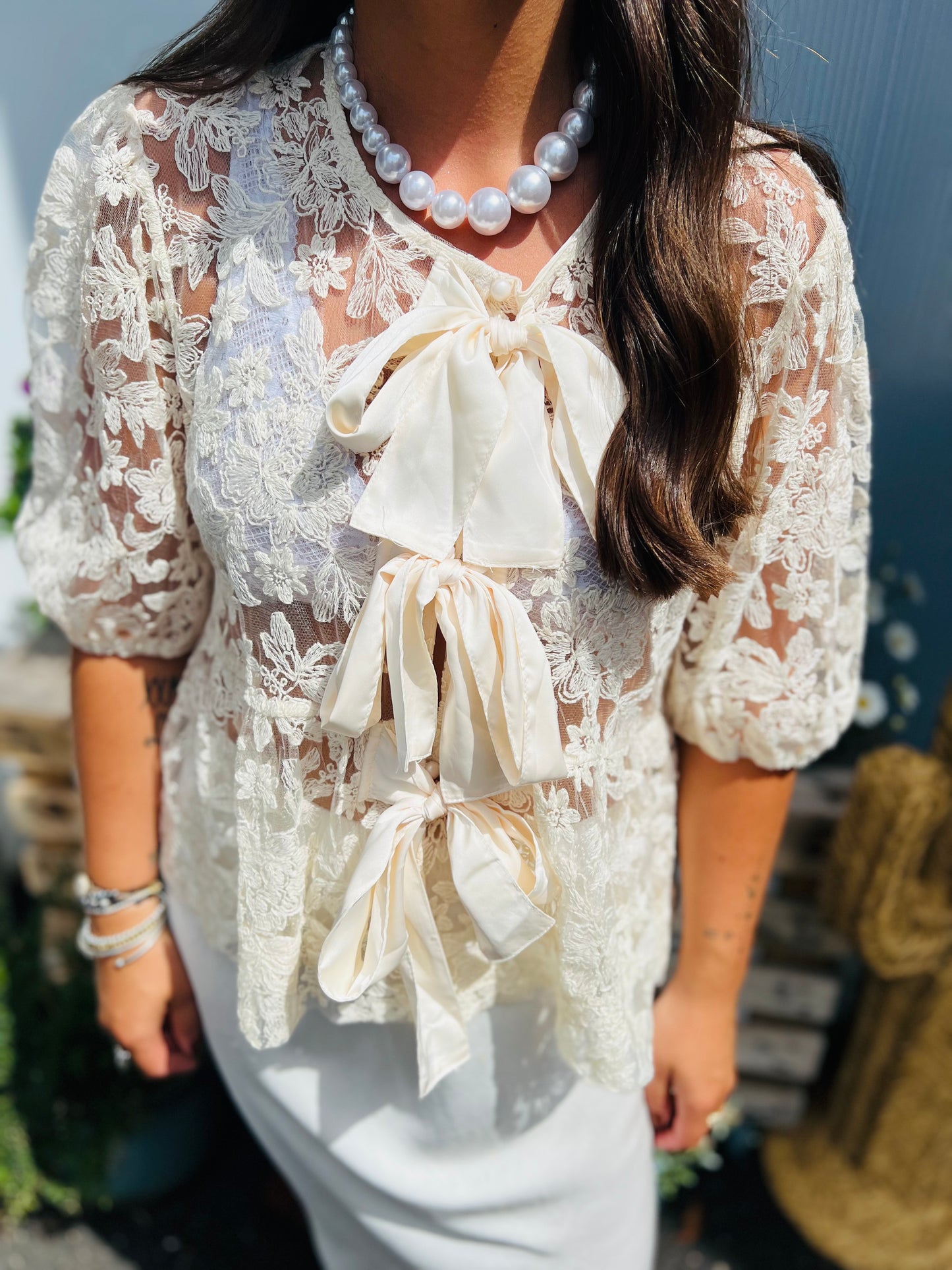 Blouse dentelle noeuds satin
