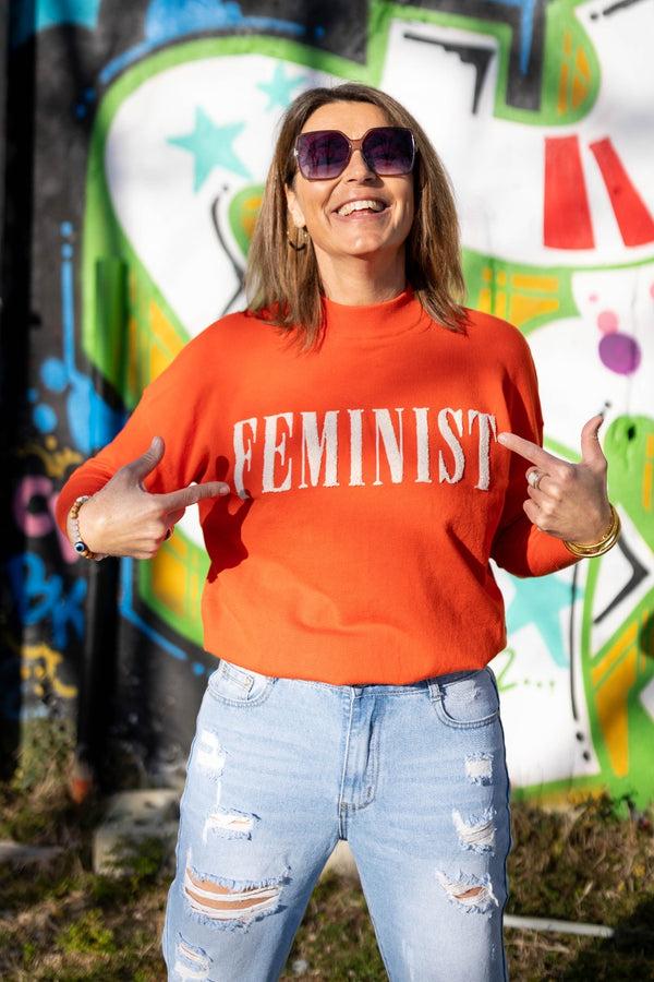 Ce pull ne se contente pas d'être un vêtement, c'est un cri puissant "Feminist" ! 💪✨ Arborez cet état d'esprit avec fierté et montrez au monde votre force inébranlable.  Les filles, nous sommes indomptables, et ce pull est notre étendard!  En avant, conquérantes ! 👩‍🎤🚀 #GirlPower