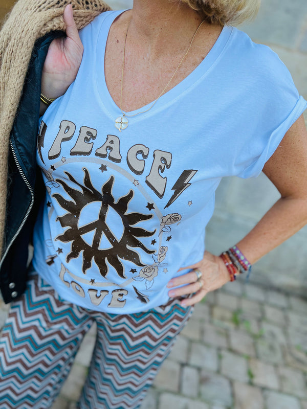 Affichez votre coolitude avec ce tee-shirt Peace and Love ! 🌼 Exprimez-vous en style pop et propagez la positive attitude partout où vous allez. 🌟😎 #PeaceAndLoveFashion