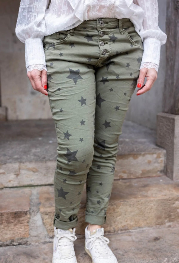 Explorez les étoiles avec ce jean juste PER-FECT ! 🌟💫  Un look interstellaire qui vous fera briller instantanément!  Soyez la fashion star que vous méritez d'être ! ⭐👖 #ModeGalactique