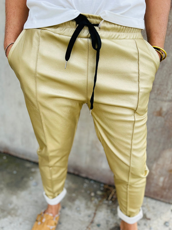 Préparez vous à être éblouie par le pantalon le plus sensationnel de la saison !  Ce pantalon complètement crazy est tout ce dont vous avez besoin pour affirmer un style de dingue.  Il est conçu pour les fashionistas intrépides qui osent repousser les limites de la mode.