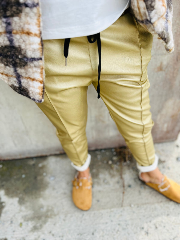 Préparez vous à être éblouie par le pantalon le plus sensationnel de la saison !  Ce pantalon complètement crazy est tout ce dont vous avez besoin pour affirmer un style de dingue.  Il est conçu pour les fashionistas intrépides qui osent repousser les limites de la mode.