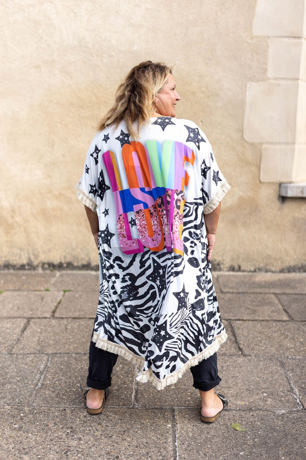 "Kimono Love" vous fait vous démarquer! Cet accessoire intemporel est le moyen idéal pour créer un look tendance sans compromis. Prenez le risque et faites grandes impressions! Éblouissez et montrez votre style unique!