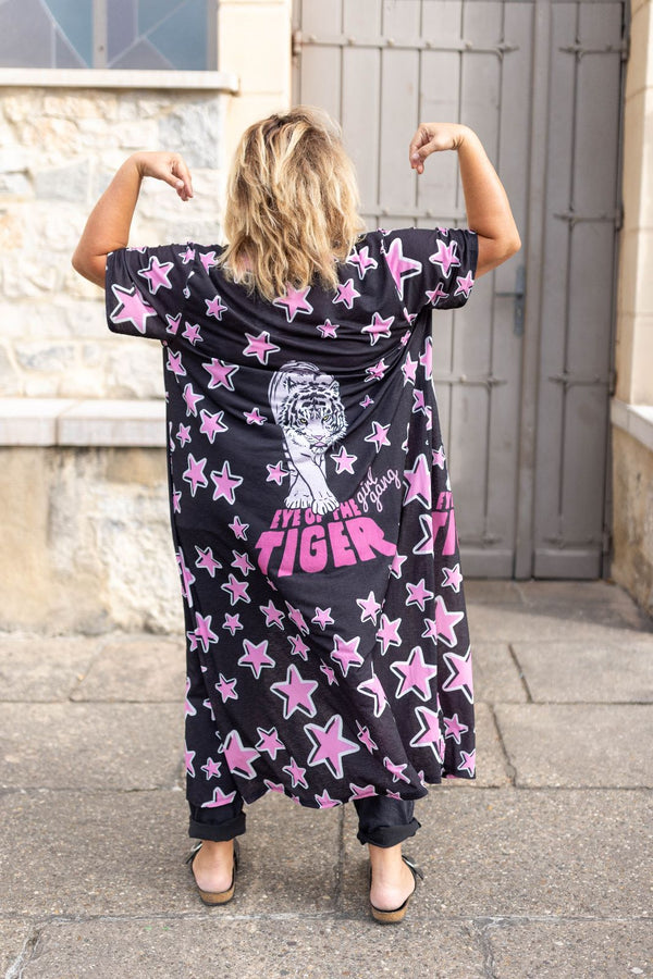 "Kimono Pink Star" vous fait vous démarquer! Cet accessoire intemporel est le moyen idéal pour créer un look tendance sans compromis. Prenez le risque et faites grandes impressions! Éblouissez et montrez votre style unique!